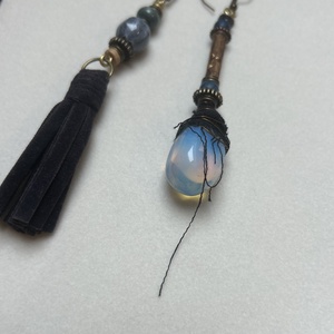 Asszimertikus opál fülbevaló - ékszer - fülbevaló - lógós kerek fülbevaló - Meska.hu