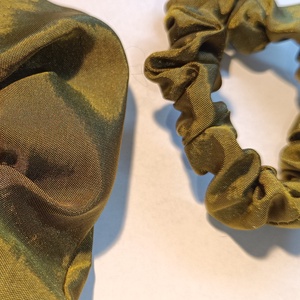 Old Money scrunchie csomag, 2 db szatén hajgumi  - ruha & divat - hajdísz & hajcsat - hajgumi - Meska.hu Old Money scrunchie csomag, 2 db szatén hajgumi  - ruha & divat - hajdísz & hajcsat - hajgumi - Meska.hu