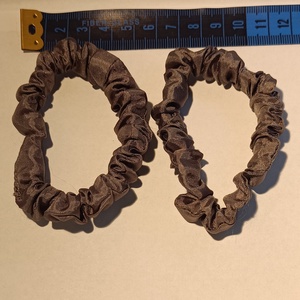 Ezüstszürke szatén scrunchie csomag, 1 db normál és 2 db vékony hajgumi  - ruha & divat - hajdísz & hajcsat - hajgumi - Meska.hu Ezüstszürke szatén scrunchie csomag, 1 db normál és 2 db vékony hajgumi  - ruha & divat - hajdísz & hajcsat - hajgumi - Meska.hu