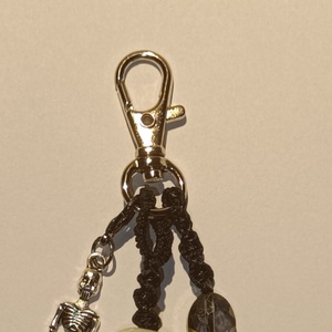 Halloween témájú 2in1 makramé táskadísz  - táska & tok - kulcstartó & táskadísz - táskadísz - Meska.hu