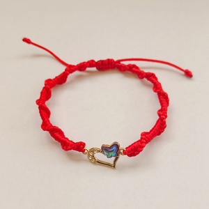 Piros makramé szerencsekarkötő arany színű szívecske medállal - Meska.hu