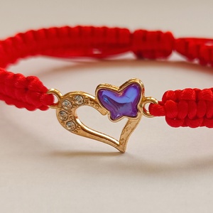 Piros makramé szerencsekarkötő arany színű szívecske medállal - ékszer - karkötő - karkötő medállal - Meska.hu