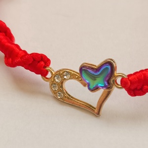 Piros makramé szerencsekarkötő arany színű szívecske medállal - ékszer - karkötő - karkötő medállal - Meska.hu