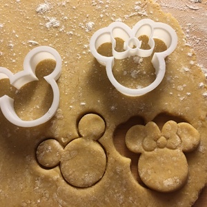 Mickey és Minnie egér sütikiszúró forma egyben - otthon & életmód - konyhafelszerelés, tálalás - sütés, főzés - sütikiszúró - Meska.hu