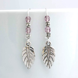 Ezüst színű fülbevaló, levéllel, halványlila színű, csiszolt, cseh üveggyöngyökkel - Kristályviola - ékszer - fülbevaló - lógó fülbevaló - Meska.hu
