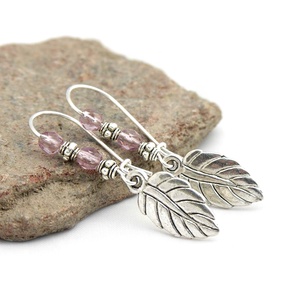 Ezüst színű fülbevaló, levéllel, halványlila színű, csiszolt, cseh üveggyöngyökkel - Kristályviola - ékszer - fülbevaló - lógó fülbevaló - Meska.hu