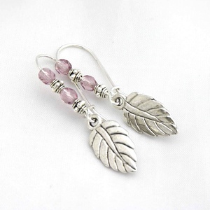 Ezüst színű fülbevaló, levéllel, halványlila színű, csiszolt, cseh üveggyöngyökkel - Kristályviola - Meska.hu