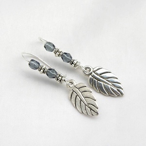 Ezüst színű fülbevaló, levéllel, áttetsző, halványkék színű, csiszolt, cseh üveggyöngyökkel - Zafíreső - Meska.hu