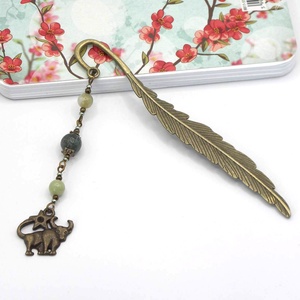Antik bronz, toll alakú könyvjelző zöld színű kínai jáde és achát ásványgyöngyökkel, horoszkópos függővel - Bika - könyv & zene - könyvjelző - Meska.hu