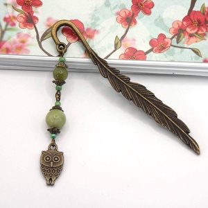 AJÁNDÉK csomagolás! Antik bronz, toll alakú könyvjelző kínai jáde ásványgyöngyökkel, bagoly alakú függővel � Kuvik - könyv & zene - könyvjelző - Meska.hu