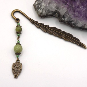 AJÁNDÉK csomagolás! Antik bronz, toll alakú könyvjelző kínai jáde ásványgyöngyökkel, bagoly alakú függővel � Kuvik - könyv & zene - könyvjelző - Meska.hu