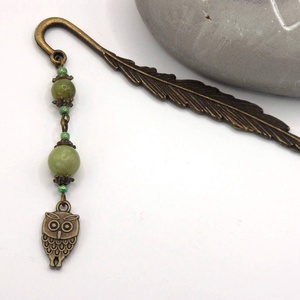 AJÁNDÉK csomagolás! Antik bronz, toll alakú könyvjelző kínai jáde ásványgyöngyökkel, bagoly alakú függővel � Kuvik - könyv & zene - könyvjelző - Meska.hu