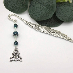 AJÁNDÉK dobozka! Ezüst színű, toll alakú könyvjelző kék apatit ásványgyöngyökkel, horoszkópos függővel � Ikrek - könyv & zene - könyvjelző - Meska.hu