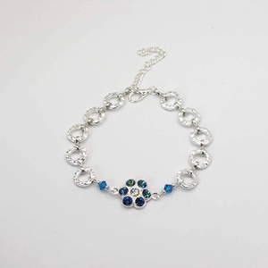 Swarovski kristályos, egyedi készítésú, virág alakú medálos karkötő  Nefelejcs - ékszer - karkötő - karkötő medállal - Meska.hu
