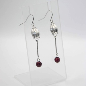 Virág formájú függő gránát ásványgyöngyökkel  Bordó gyöngyvirág - ékszer - fülbevaló - lógó fülbevaló - Meska.hu