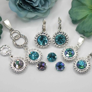 Swarovski kristályos, egyedi készítésú, bogyós szélű, kerek fülbevaló  Választható (kétféle) színű kristállyal - ékszer - fülbevaló - lógós kerek fülbevaló - Meska.hu