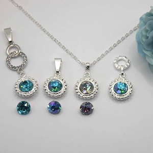Swarovski kristályos, egyedi készítésú, bogyós szélű, kerek medálos nyaklánc  Választható színnel (2) és rögzítéssel(4) - ékszer - nyaklánc - medálos nyaklánc - Meska.hu