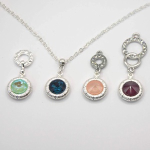 Swarovski kristályos, egyedi készítésú, csíkozott szélű, kerek medálos nyaklánc  Választható színnel és rögzítéssel - ékszer - fülbevaló - lógós kerek fülbevaló - Meska.hu