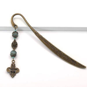 Antik bronz, íves formájú könyvjelző aquamarine ásványgyöngyökkel, Bourbon-liliom alakú függővel  Versailles, Könyv & Zene, Könyvjelző, Ékszerkészítés, MESKA