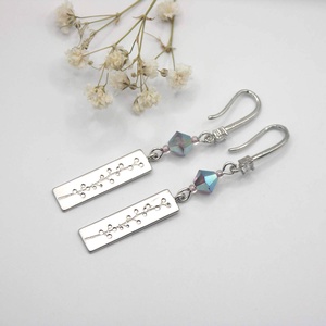 Ametiszt színű Swarovski gyönggyel és hosszabb, téglalap alakú függővel készült fülbevaló - ékszer - fülbevaló - lógó fülbevaló - Meska.hu
