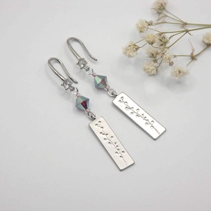 Ametiszt színű Swarovski gyönggyel és hosszabb, téglalap alakú függővel készült fülbevaló, Ékszer, Fülbevaló, Lógó fülbevaló, Ékszerkészítés, MESKA