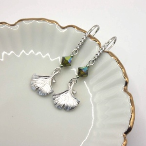Olivazöld színű Swarovski gyönggyel és Ginkgo Biloba függővel készült fülbevaló - ékszer - fülbevaló - lógó fülbevaló - Meska.hu