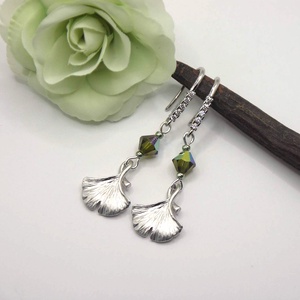 Olivazöld színű Swarovski gyönggyel és Ginkgo Biloba függővel készült fülbevaló - ékszer - fülbevaló - lógó fülbevaló - Meska.hu