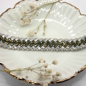 Fűzött karkötő csillogó mohazöld és világosszürke üveggyöngyökből  Green Glaze - ékszer - karkötő - gyöngyös karkötő - Meska.hu