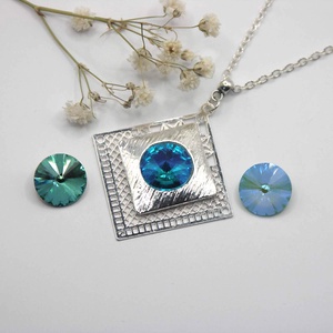 Swarovski kristályos nyaklánc, egyedi készítésú, négyszög formájú medállal, választható színű kristállyal - ékszer - nyaklánc - medálos nyaklánc - Meska.hu