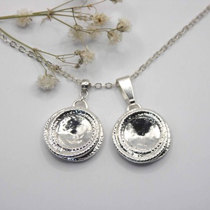 Swarovski kristályos nyaklánc, egyedi készítésú, peremes medállal, választható színű kristállyal - ékszer - nyaklánc - medálos nyaklánc - Meska.hu