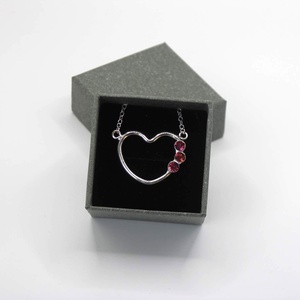 Swarovski kristályos nyaklánc, egyedi készítésú, peremes medállal, választható színű kristállyal - ékszer - nyaklánc - medálos nyaklánc - Meska.hu