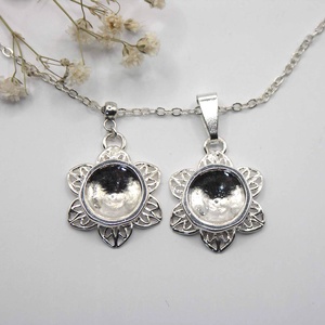 Swarovski kristályos nyaklánc, egyedi készítésú, virág formájú medállal, választható színű kristállyal - ékszer - nyaklánc - medálos nyaklánc - Meska.hu