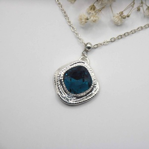Swarovski kristályos nyaklánc, egyedi készítésú, peremes medállal, választható színű kristállyal, Ékszer, Nyaklánc, Medálos nyaklánc, Ékszerkészítés, MESKA