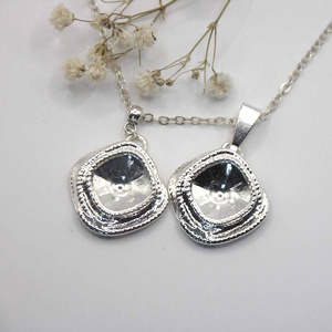 Swarovski kristályos nyaklánc, egyedi készítésú, peremes medállal, választható színű kristállyal - ékszer - nyaklánc - medálos nyaklánc - Meska.hu