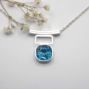 Swarovski kristályos nyaklánc, egyedi készítésú, különleges négyszög formájú medállal, választható színű kristállyal, Ékszer, Nyaklánc, Medálos nyaklánc, Ékszerkészítés, MESKA