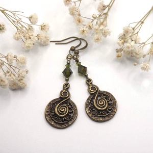 Olivazöld színű Swarovski gyöngyökkel és spirálmintás, antik bronz függővel készült fülbevaló, Ékszer, Fülbevaló, Lógó fülbevaló, Ékszerkészítés, MESKA