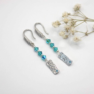 Lagúnakék színű Swarovski gyöngyös fülbevaló apró, téglalap alakú függővel - ékszer - fülbevaló - lógó fülbevaló - Meska.hu