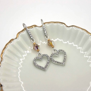Borostyán színű Swarovski gyönggyel és cirkóniaköves szív függővel készült fülbevaló - Méz - ékszer - fülbevaló - lógó fülbevaló - Meska.hu