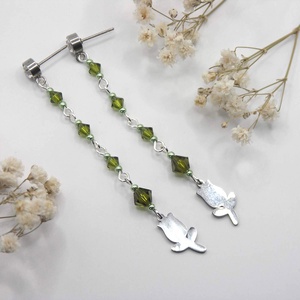 Olivazöld színű Swarovski gyöngyökkel és apró, nemesacél tulipán függővel készült fülbevaló - Meska.hu