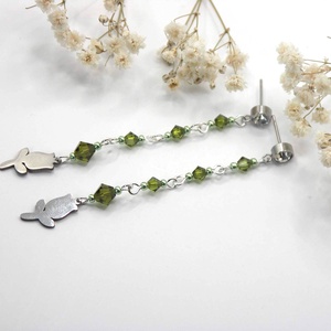 Olivazöld színű Swarovski gyöngyökkel és apró, nemesacél tulipán függővel készült fülbevaló - ékszer - fülbevaló - lógó fülbevaló - Meska.hu
