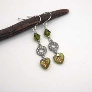 Olivazöld színű Swarovski gyöngyből és levélből készült fülbevaló - Olive - ékszer - fülbevaló - lógó fülbevaló - Meska.hu