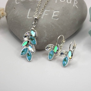 Kékes-zöldes-áttetsző Swarovski kristályos, egyedi készítésú medál és fülbevaló szett  Levelek, Ékszer, Ékszerszett, Ékszerkészítés, MESKA