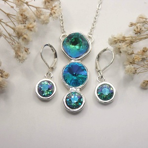 Kékes-zöldes, Swarovski kristályokkal díszített, egyedi készítésú medál láncon, ezüst színben - ékszer - ékszerszett - Meska.hu