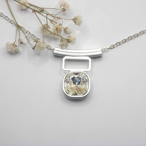 Swarovski kristályos nyaklánc, egyedi készítésú, különleges négyszög formájú medállal, választható színű kristállyal, Ékszer, Nyaklánc, Medálos nyaklánc, Ékszerkészítés, MESKA