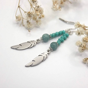 Fülbevaló apró, türkiz színű, magatama gyöngyökből, nemesacél, toll alakú függővel - ékszer - fülbevaló - lógó fülbevaló - Meska.hu
