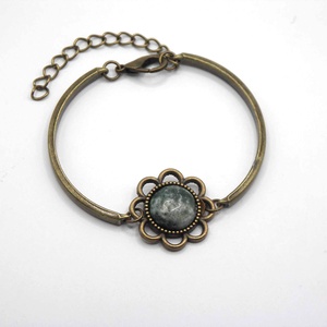 Virág formájú, zöldes-márványos kaboson, bronz színű karkötőn � Marble - ékszer - karkötő - karperec - Meska.hu