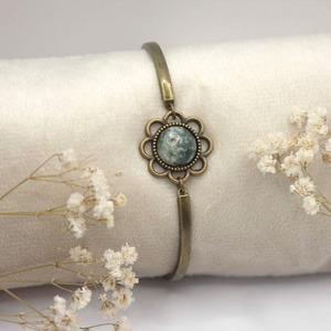 Virág formájú, zöldes-márványos kaboson, bronz színű karkötőn � Marble - ékszer - karkötő - karperec - Meska.hu