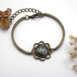 Virág formájú, zöldes-márványos kaboson, bronz színű karkötőn  Marble - Meska.hu