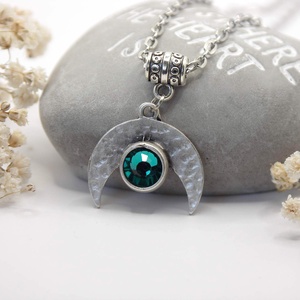 Tengerkék színű, Preciosa kristállyal díszített, félhold alakú medál láncon - Lunetta - ékszer - nyaklánc - medálos nyaklánc - Meska.hu