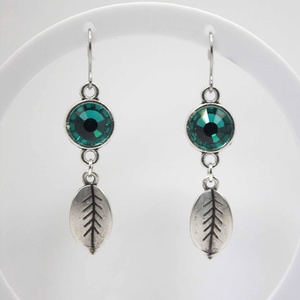 Tengerkék színű Preciosa kristályokkal és ezüst színű levelekkel készült fülbevaló, akár szettben is, nyaklánccal - ékszer - fülbevaló - lógó fülbevaló - Meska.hu